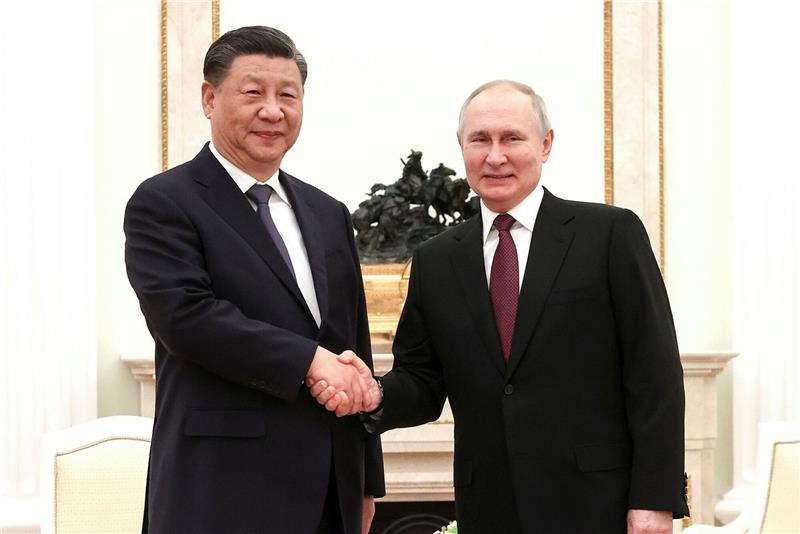 Treffen in Kriegszeiten: Putin begrüßt „Freund” Xi Jinping Der russische Präsident Wladimir Putin (r) empfängt seinen chinesischen Amtskollegen Xi Jinping im Kreml.
