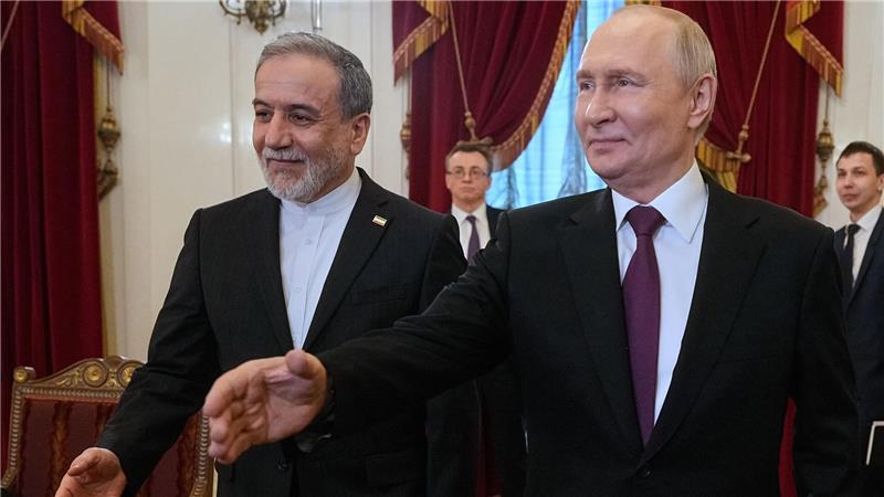 Der russische Präsident Wladimir Putin, rechts, und der iranische Außenminister Abbas Araghtschi sprachen in Moskau über den Iran-Krieg