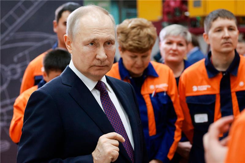 Krieg gegen die Ukraine: So ist die Lage Der russische Präsident Wladimir Putin spricht zu Mitarbeitern eines Hubschrauberwerks in Ulan-Ude.