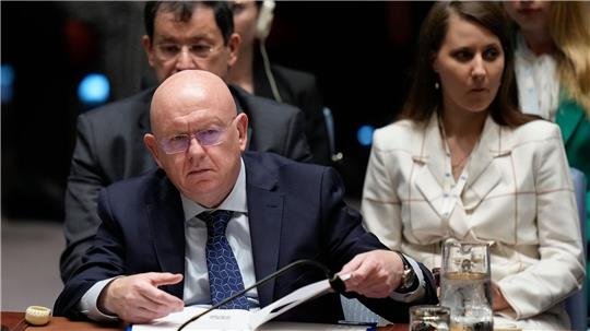 Der russische UN-Botschafter Wassili Nebensja erklärt bei einer Sitzung des Sicherheitsrates der Vereinten Nationen Moskaus Bereitschaft zu einer möglichen Waffenruhe. (Archivbild)