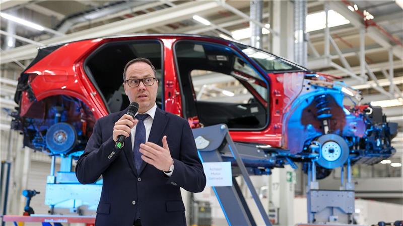 Der sächsische Wirtschaftsminister Dirk Panter (SPD) überbringt die Förderung für das Vorhaben von rund 10,8 Millionen Euro.