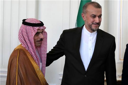 Der saudische Außenminister Faisal bin Farhan (l) wird in Teheran von seinem iranischen Amtskollegen Hussein Amirabdollahian empfangen.