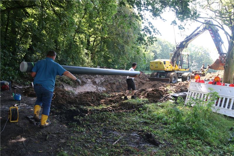 Wasserrohrbruch: Heimerode sitzt auf dem Trockenen Der schadhafte Leitungsstrang des alten Gussrohrs wird durch ein exakt zugeschnittenes Kunststoffrohr ersetzt. Foto: Leifeld