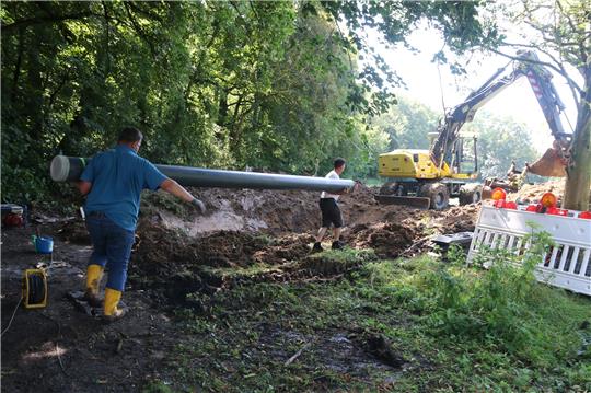 Der schadhafte Leitungsstrang des alten Gussrohrs wird durch ein exakt zugeschnittenes Kunststoffrohr ersetzt. Foto: Leifeld