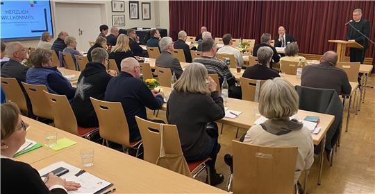 Der scheidende Landesbischof Dr. Christoph Meyns (re.) ist bei der konstituierenden Sitzung der Propsteisynode im Haus der Kirche zu Gast.