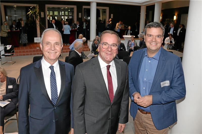 Der scheidende Landrat Thomas Brych (links) bei seiner feierlichen Verabschiedung mit Niedersachsens Innenminister Boris Pistorius und dem künftigen Kreishaus-Chef Dr. Alexander Saipa (rechts).  Foto: Sowa