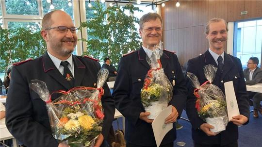 Der scheidende Ortsbrandmeister Björn Düerkop (l.), Stellvertreter Stefan Bergmann und der neue Ortsbrandmeister Jeldrik Quint.