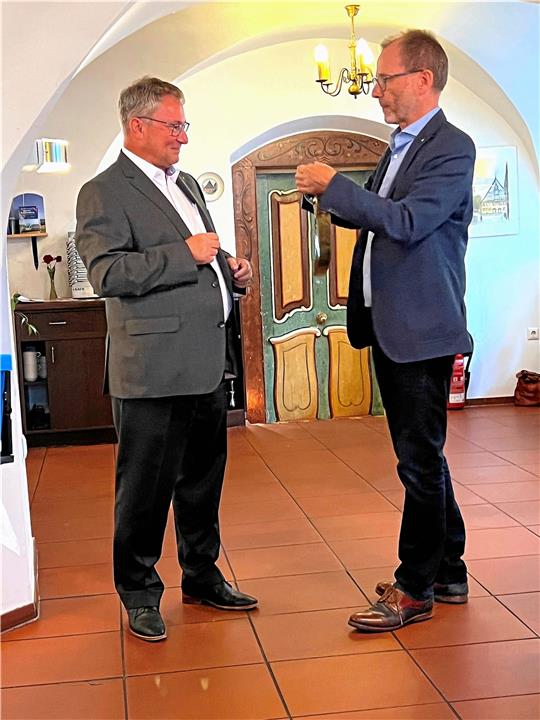 Der scheidende Präsident Prof. Gunther Brenner (rechts) übergibt die Präsidentenkette an Rüdiger Bartz.  Foto: Privat