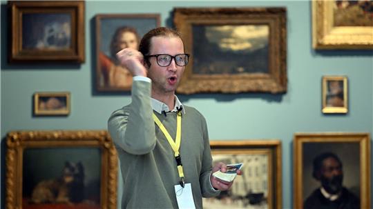Der schlecht gelaunte „Grumpy Guide“ im Düsseldorfer Kunstpalast ist ein riesiger Publikumserfolg.