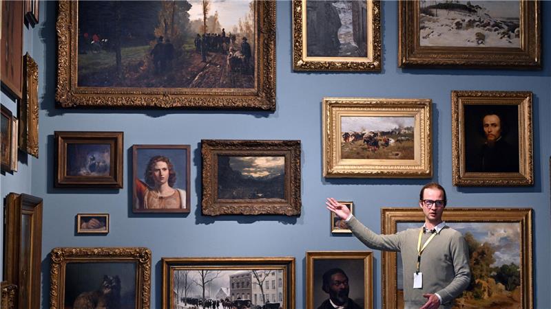 „Gehirn eines Hamsters“ - Museumsführer beschimpft Besucher Der schlecht gelaunte „Grumpy Guide„ im Düsseldorfer Kunstpalast findet die Hängung der Werke unerträglich.
