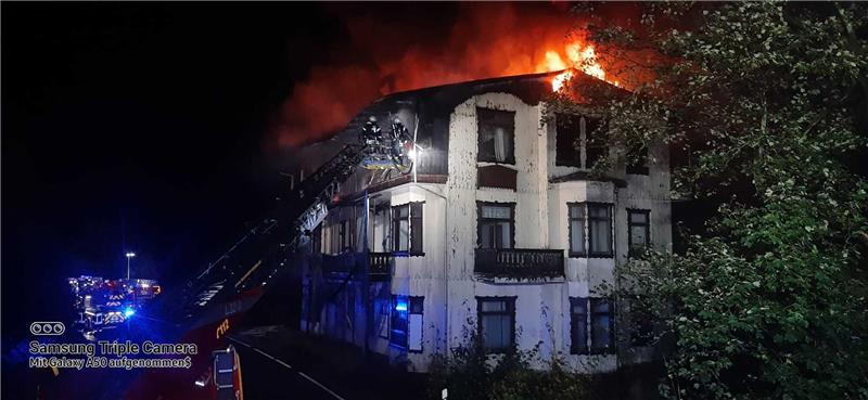 Der schlimme Brand in Romkerhall beschäftigt die Polizei. Foto: Epping