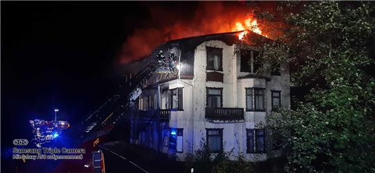 Der schlimme Brand in Romkerhall beschäftigt die Polizei. Foto: Epping