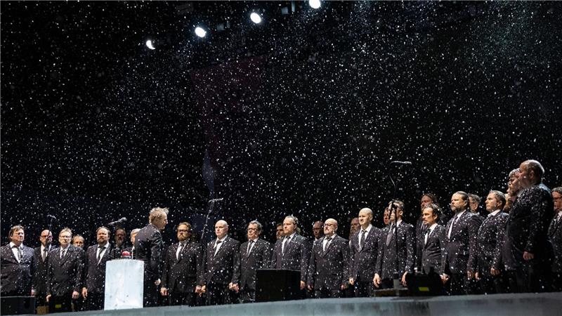 Der schreiende Männerchor singt auf der verschneiten Hauptbühne in Oulu.