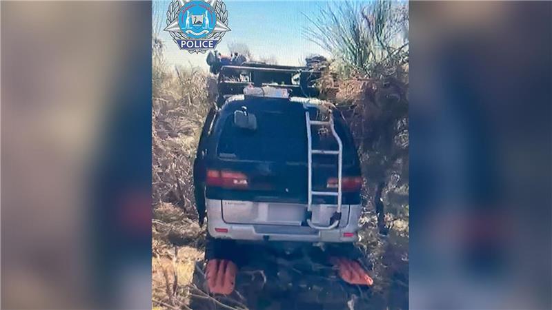 Wagen von Carolina Wilga aus Australiens Wildnis geborgen Der schwarze Mitsubishi-Van stand in dichtem Buschland mitten im Outback.