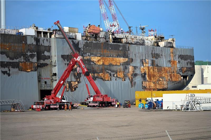 Ist eine Reparatur der „Fremantle Highway” möglich? Der schwer beschädigte Autofrachter «Fremantle Highway» lag vor seiner Weiterreise nach Rotterdam in Eemshaven.