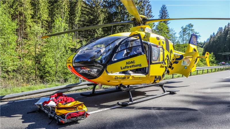 Motorradunfall bei Braunlage: Biker stürzt und wird schwer verletzt Das Foto zeigt einen Rettungshubschrauber auf einer Straße mit einer Trage davor.