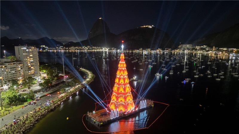 Beeindruckende Weihnachtsbäume aus aller Welt Der schwimmende Weihnachtsbaum am Strand von Botafogo in Rio de Janeiro: Die rund 80 Meter hohe, spektakulär beleuchtete Installation auf dem Wasser gilt als Comeback des berühmten „Flutuante“. (Archivbild)