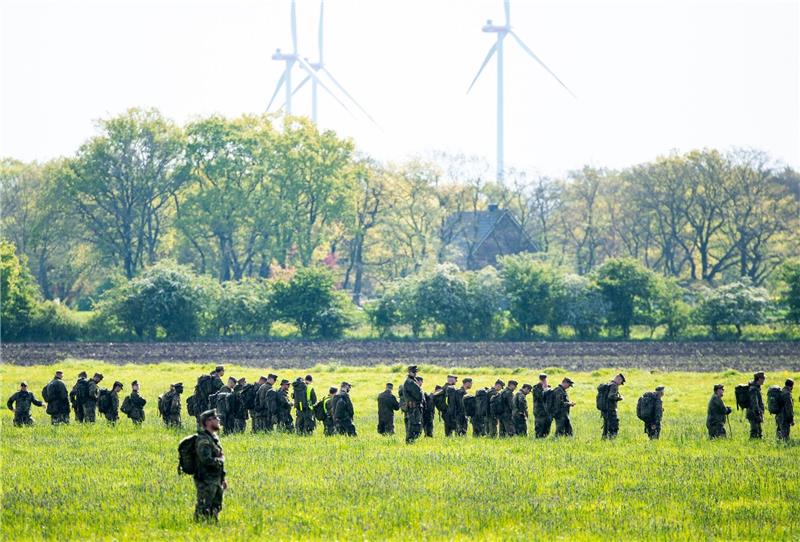 Wo ist der kleine Arian? - 1200 Helfer waren auf der Suche Der sechsjährige Arian wird nun mithilfe einer Menschenkette gesucht.