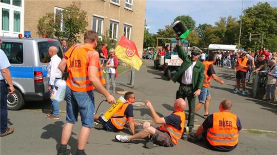 Der sehenswerte Festumzug mit alljährlich mehr als 20 Präsentationswagen und Gruppen lebt von aktuellen Themen. 2023 wurden auch die Klima-Kleber auf die Schippe genommen.