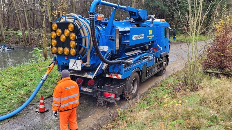 Bad Harzburger Klärteiche werden vom Schlamm befreit Der sieben Kubikmeter fassende Saugwagen ist innerhalb weniger Minuten mit Schlamm und Blättern gefüllt.
