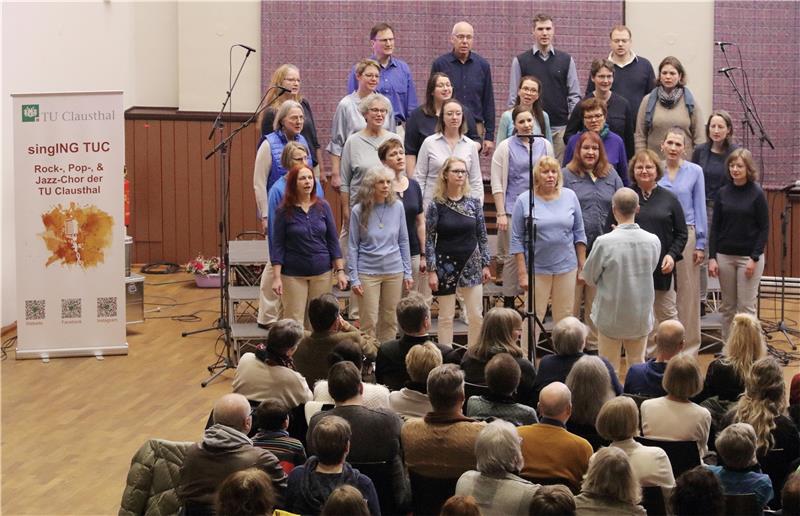 TU gestaltet musikalische Reise durch den Landkreis Goslar Der „singING TUC Rock-, Pop- und Jazz-Chor“unter Leitung von André Wenauer gestaltet den ersten Teil des Konzerts. Foto: Weber