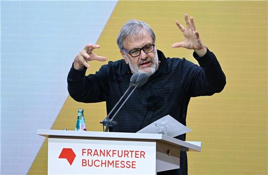 Der slowenischerPhilosoph Slavoj Zizek spricht während der Eröffnungsfeier der Frankfurter Buchmesse.