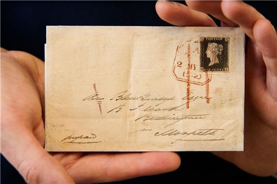Der sogenannte «Mulready»-Umschlag mit integrierter «Penny Black»-Briefmarke, soll beim Auktionshaus Sotheby's in New York versteigert werden.