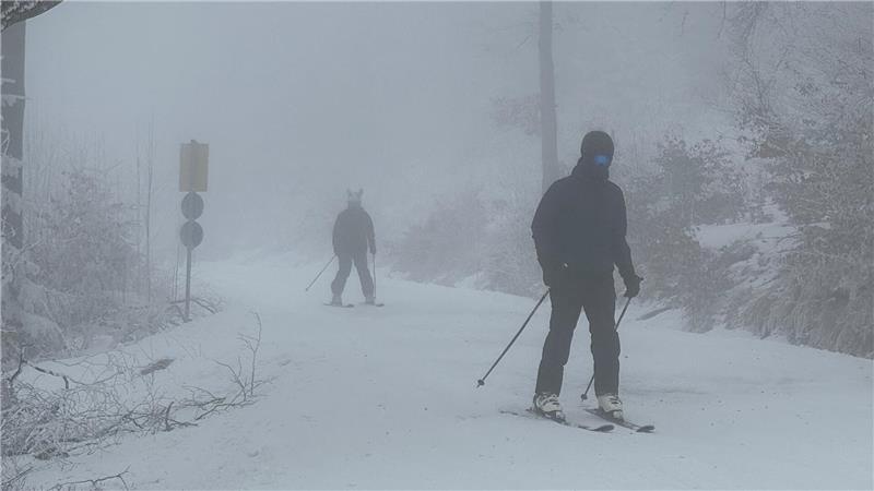Auf diese Neuerungen können Skisportler am Wurmberg gespannt sein Das Foto zeigt zwei Menschen, die bei geringem Gefälle auf Skiern unterwegs sind.