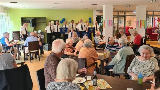 Der soziale Dienst im „Stella Vitalis“ richtete zum 10-jährigen Bestehen ein Sommerfest in der Caféteria aus.