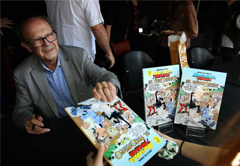 Erfinder der Comic-Figuren „Clever & Smart” gestorben Der spanische Comic-Zeichner Francisco Ibáñez bei einer Signierstunde (2015). Jetzt ist er mit 87 Jahren gestorben.
