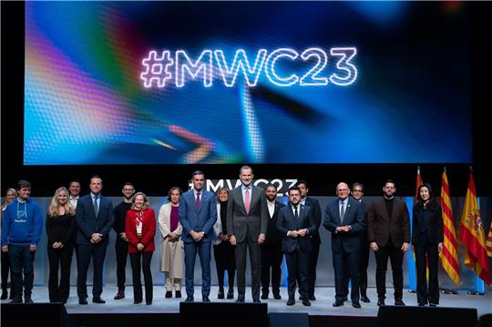 Der spanische König Felipe VI. (m.) gemeinsam mit weiteren Teilnehmern bei der Eröffnung des Mobile World Congress 2023 in Barcelona.