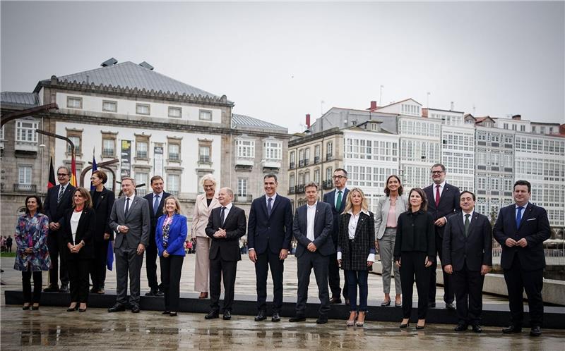 Der spanische Ministerpräsident Pedro Sánchez und Bundeskanzler Olaf Scholz posieren zusammen mit ihren Kabinettskollegen für ein Foto in La Coruña in Spanien.