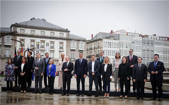 Der spanische Ministerpräsident Pedro Sánchez und Bundeskanzler Olaf Scholz posieren zusammen mit ihren Kabinettskollegen für ein Foto in La Coruña in Spanien.