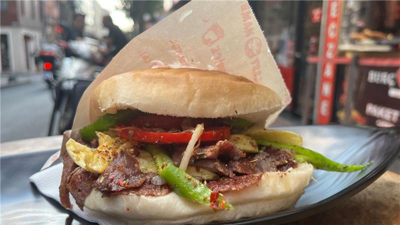 Zu viel geschlemmt? Forscher unterscheiden fünf Muster Der spontane Döner oder eher die Tafel Schokolade auf dem Sofa? Auch beim Snacken ticken wir Menschen unterschiedlich.