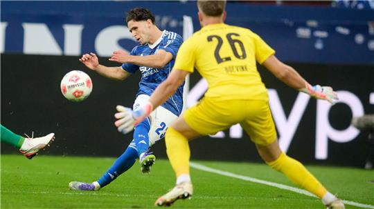 Der starke Schalker El-Faouzi scheitert knapp.
