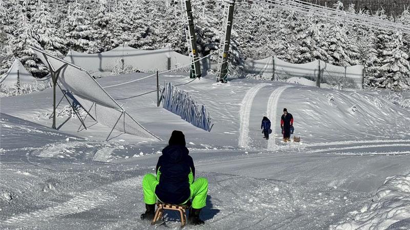 Der steile Nordhang bleibt am Montag den Schlittenfahrern vorbehalten, doch es trauen sich nur die wenigsten Rodler hinunter.