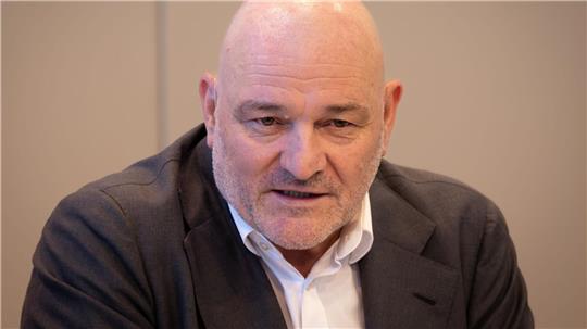 Der stellvertretende Brandenburger Ministerpräsident und Finanzminister Robert Crumbach (BSW) hofft auf eine Lösung im Streit um die Rundfunkreform. (Archivbild)