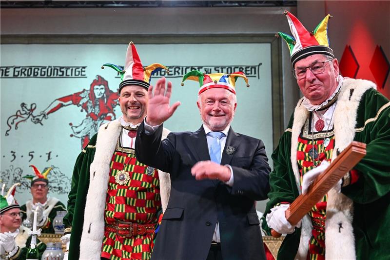 Kubicki begleicht Narrengerichtsstrafe - nicht persönlich Der stellvertretende Bundestagspräsident Wolfgang Kubicki (FDP) winkt, nachdem er vom Stockacher Narrengericht zum Laufnarr geschlagen worden ist.