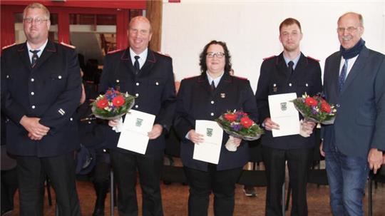 Der stellvertretende Gemeindebrandmeister Peter Bartels (l.) mit dem scheidenden stellvertrtetenden Ortsbrandmeister von Isingerode Björn Beckmann und den Nachfolgern Nadine Brunke und René Hoinka. Andreas Memmert freut sich über diese neue Personalie.