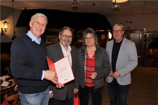 Der stellvertretende Landrat Bodo Mahns (li.) mit dem langjährigen Mitglied Heinz-Detlef Fritz (2.v.re.) und der stellvertretenden SPD-Fraktionsvorsitzenden Karin Rösler-Brandt sowie Ortsvereinschef Michael Bachmann.  Fotos: Neddermeier