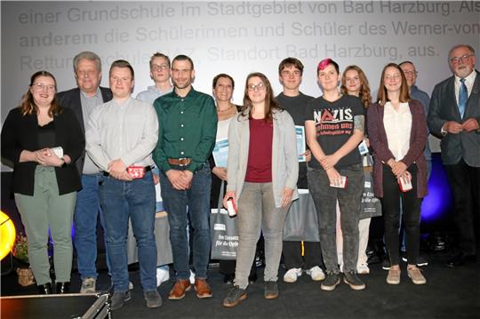 Der stellvertretende Landrat Hans-Peter Dreß (r.) ehrt Lehrer und Schüler, die nach einem Verkehrsunfall als Ersthelfer zupackten. Foto: Hartmann