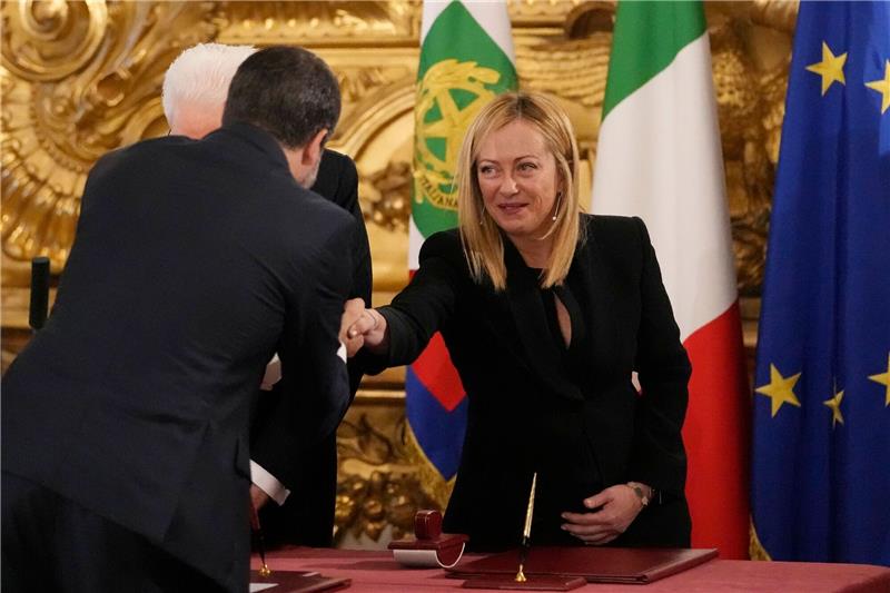 Ultrarechte Meloni als Regierungschefin Italiens vereidigt Der stellvertretende Ministerpräsident Italiens, Matteo Salvini, gratuliert der neuen Ministerpräsidentin Giorgia Meloni bei der Vereidigungszeremonie.