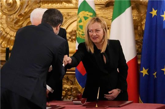 Der stellvertretende Ministerpräsident Italiens, Matteo Salvini, gratuliert der neuen Ministerpräsidentin Giorgia Meloni bei der Vereidigungszeremonie.