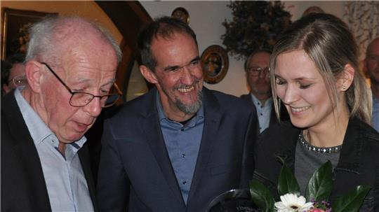 Der stellvertretende Ortsbürgermeister Robert Vallespir (Mitte) scheidet zum Jahresende aus dem Ortsrat aus. Beim Neujahrsempfang hatte er noch zusammen mit Ortsbürgermeister Heinrich Wilgenbus (l.) den Ehrenpreis des Gremiums an Marnie Muchow überreicht.