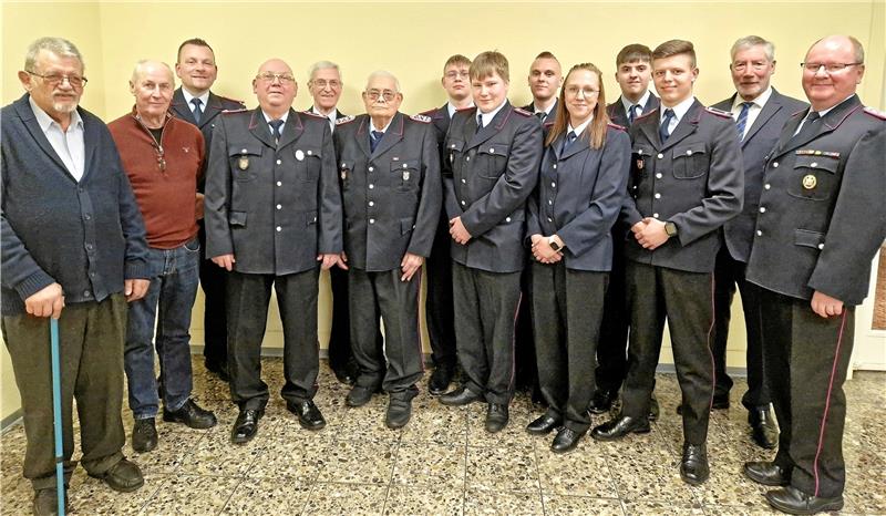 Der stellvertretende Stadtbrandmeister Marcus Saß (3.v.l.), Zugführer Frank Bock und Bürgermeister Ralf Abrahms (v.r.) ehren langjährige Mitglieder und sprechen Beförderungen aus. Foto: Knoke