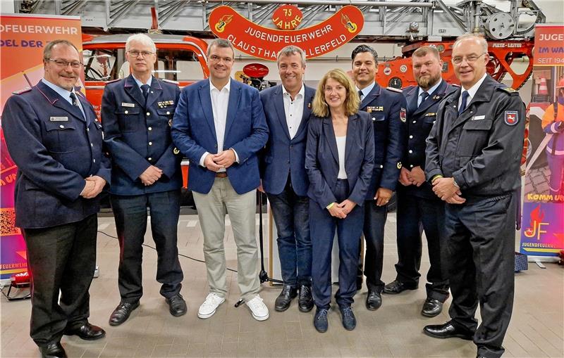 Clausthaler Jugendfeuerwehr ist die älteste in Niedersachsen Der stellvertretende Stadtbrandmeister Michael Frohme, Kreisbrandmeister Uwe Fricke, Landrat Alexander Saipa, Staatssekretär Johann Saathoff, Bürgermeisterin Petra Emmerich-Kopatsch, Regierungsbrandmeister Tobias Thurau, Kreisjugendfeuerwehrwart Martin Butzlaff und Landesbranddirektor Dieter Rohrberg (v.li.) gratulieren der Jugendfeuerwehr zum 75. Geburtstag.