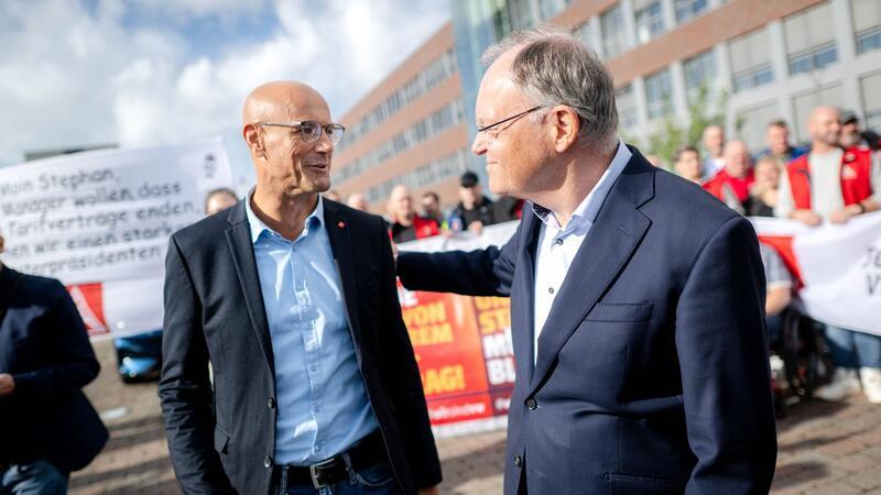 VW-Betriebsrat: Werden um jeden Arbeitsplatz kämpfen Der stellvertretende VW-Betriebsratsvorsitzende Herbert de Vries (l.) am Werk in Emden setzt im Streit um die Sparpläne beim Autobauer auf die Unterstützung von Niedersachsens Ministerpräsidenten und Aufsichtsratsmitglied Stephan Weil.