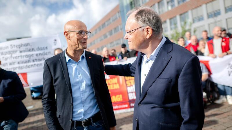 Der stellvertretende VW-Betriebsratsvorsitzende Herbert de Vries (l.) am Werk in Emden setzt im Streit um die Sparpläne beim Autobauer auf die Unterstützung von Niedersachsens Ministerpräsidenten und Aufsichtsratsmitglied Stephan Weil.