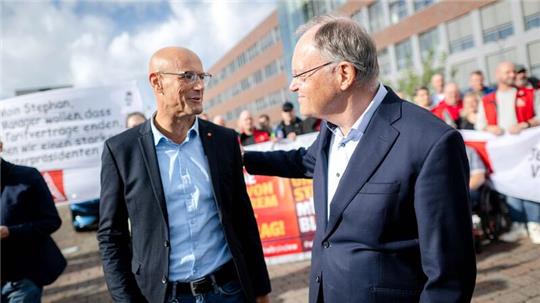 Der stellvertretende VW-Betriebsratsvorsitzende Herbert de Vries (l.) am Werk in Emden setzt im Streit um die Sparpläne beim Autobauer auf die Unterstützung von Niedersachsens Ministerpräsidenten und Aufsichtsratsmitglied Stephan Weil.