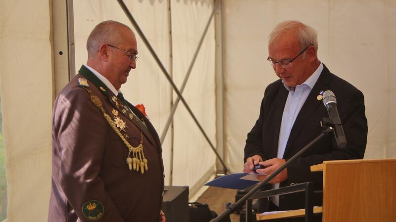 Seit 60 Jahren hat die Schützengesellschaft weibliche Mitglieder Der stellvertretende Vorsitzende des Kreissportbundes Goslar, Dr. Johann Alberts (rechts), zeichnet Josef Atzenhofer für seine besonderen Dienste in der Schützengesellschaft mit der Ehrennadel Bronze aus.